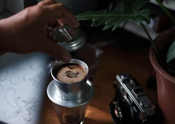 uống cà phê khi xem bóng đá khuya