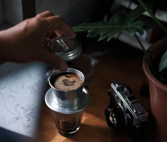 uống cà phê khi xem bóng đá khuya